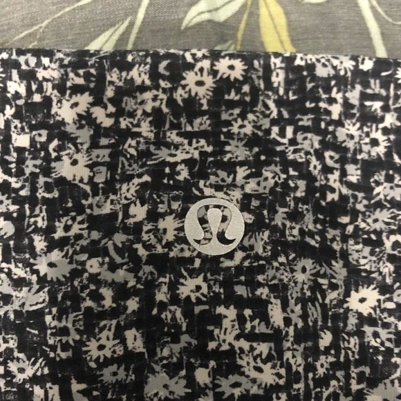 Lululemon Floral Patterned High-Waisted Ankle Pocket Leggings in Gray Size 8 - Picture 5 of 8